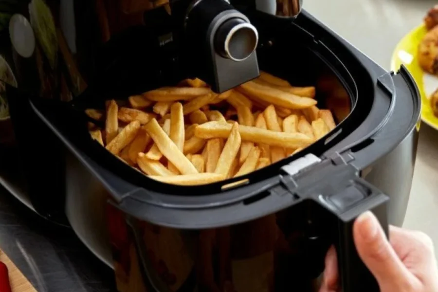 Ανακλήθηκε γνωστή air fryer που μπορεί να πάρει φωτιά