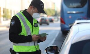 Με αυτό το χαρτί στο αυτοκίνητο θα γλυτώσεις το πρόστιμο των 400 ευρώ